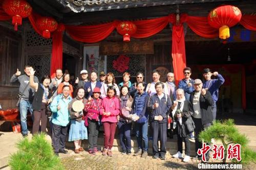 中国侨网图为:台北临海同乡会一行在临海岭根村合影。临海台办供图