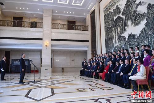 中国侨网12月18日,中共中央书记处书记、中央统战部部长尤权在北京会见参加改革开放40周年庆祝活动的海外侨胞和归侨侨眷代表。中新社记者 侯宇 摄