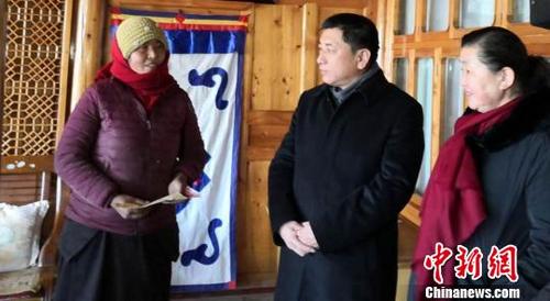 中国侨网12月20日,甘肃省委统战部副部长万泽刚,甘南州委常委、统战部部长杨卓玛看望慰问民族地区归侨侨眷。 殷春永 摄