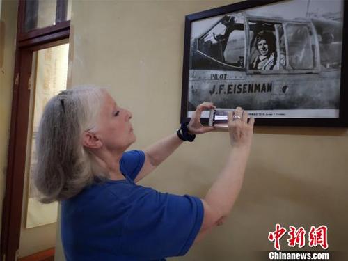 中国侨网盖尔参观柳州市军事博物园陈列的“飞虎队”旧照片时，用手机拍照留存。　林馨　摄