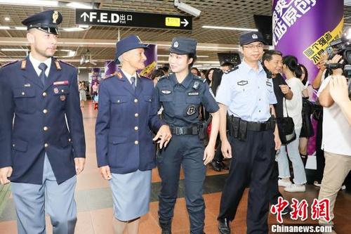 中国侨网6月26日,中国警察和意大利警察在广州地铁公园前站开展联合巡逻。广州警方 供图