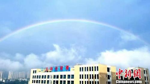 中国侨网暴雨过后,四川自贡天空现美丽完整彩虹。 钟欣 摄
