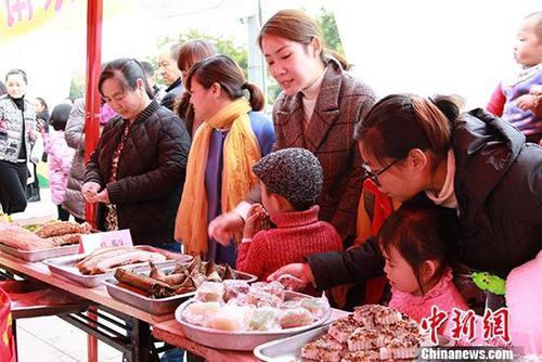 中国侨网资料图：福建东湖塘华侨农场办东南亚美食展， 游客争相品尝美食。 林凌玲 摄