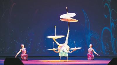 中国侨网在“亲情中华·欢聚休斯敦”的演出中,中国杂技团表演杂技《蹬伞》。本报记者 严 瑜文/图