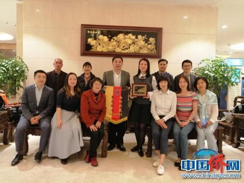 中国侨网10月30日下午,桂林市委统战部副部长、市侨办主任程海超(后排左三)会见“春晖计划”欧洲专家一行后合影。 陆汉宝 摄
