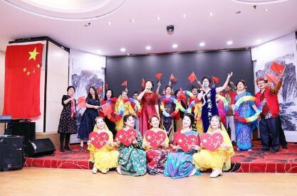 中国侨网侨友合唱《我和我的祖国》。(深圳侨报/李恩 摄)