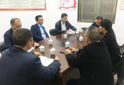 中国侨网验收组听取工作汇报(图片来源:福建省侨联网站)