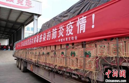 中国侨网图为运载缅甸西瓜的大货车。　崔雯　摄