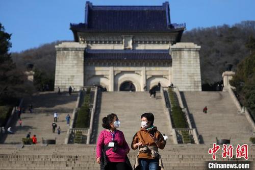 中国侨网戴着口罩的游客在南京中山陵参观。泱波 摄