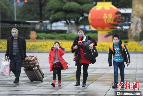 中国侨网图为旅客踏上返程路。　陈超　摄
