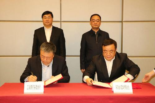 中国侨网陕西省侨联副主席余劲与工商银行陕西省分行副行长王军峰代表双方签约。(陕西省侨联网站图)