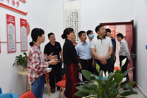 中国侨网黄芳一行考察雨花区中南院社区“侨胞之家”。(湖南省侨联网站)