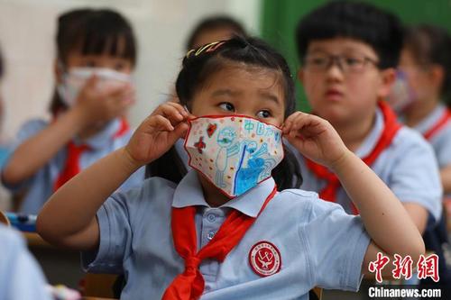 南京小学生手制"口罩"向新冠肺炎"说不"