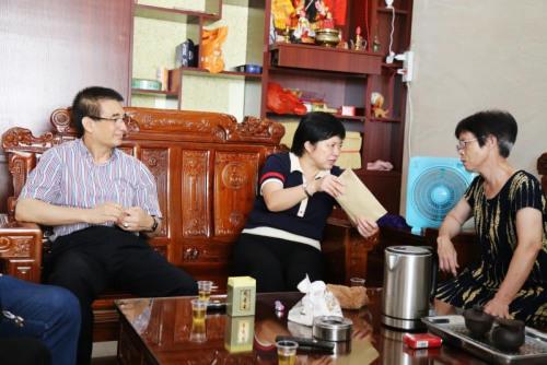 中国侨网陈晓玉主席送上慰问金。(图片来源:泉州市侨联)