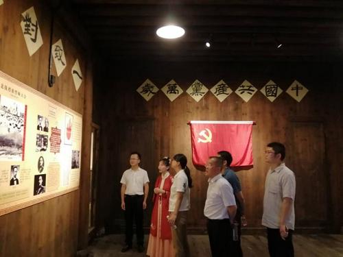 中国侨网黄芳一行在古商城红色革命纪念馆。（湖南省侨联网站）