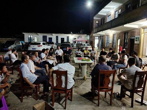 中国侨网赤滩村屋场座谈会现场(湖南省侨联网站)