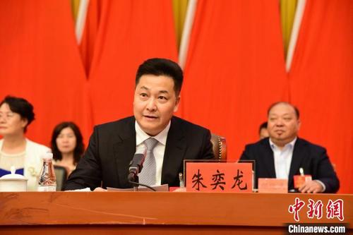 中国侨网新当选的宁夏侨联第八届委员会主席朱奕龙在大会上发言。　李佩珊　摄