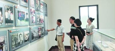 中国侨网华兴村侨史馆中的大量文史资料，均来源于戎善豹的努力挖掘。南报融媒体记者 于洁尘摄 