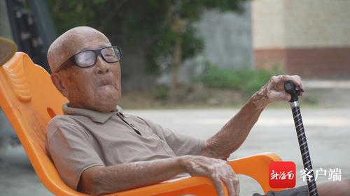 中国侨网张修隆过102岁生日的照片。