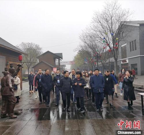 中国侨网17日，山西近百名侨界代表在长治市上党区振兴小镇参访。　郝强　摄