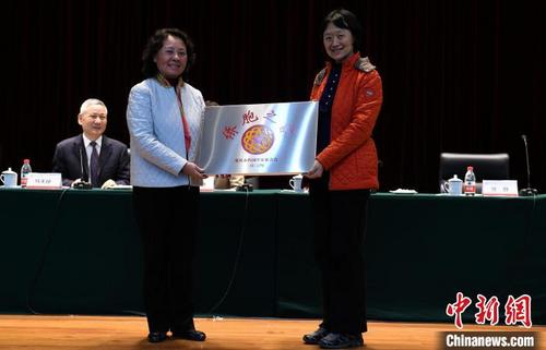 中国侨网图为重庆市政协副主席、致公党市委会主委、市侨联主席张玲为“侨胞之家”授牌。 周毅 摄