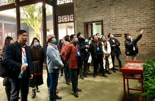 中国侨网海外嘉宾考察屈子文化园(图片来源:湖南省侨联网站)