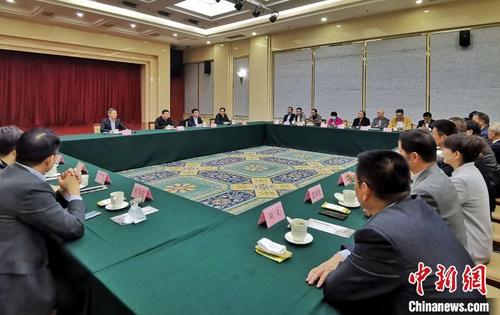 中国侨网山东省委统战部18日召开港澳台侨界人士座谈会。 赵晓 摄