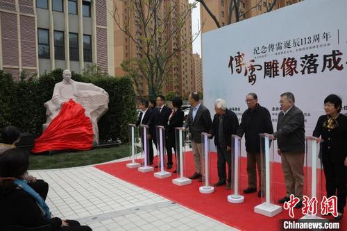 中国侨网傅雷雕像在家乡周浦落成。　张亨伟　摄