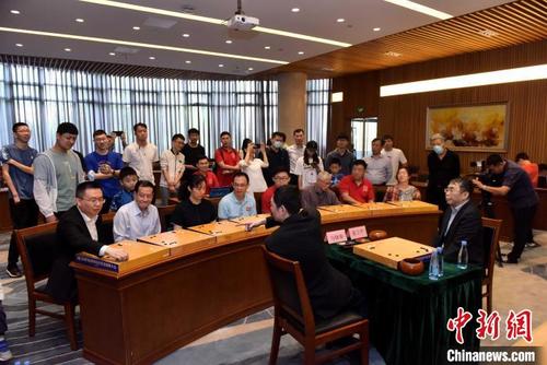 中国侨网中国围棋领袖聂卫平棋圣、马晓春九段，因厦大100周年校庆，聚首对弈。　主办方供图