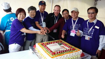 刘菲总领事及中侨基金会、中侨互助会管理层为“中侨百万行”活动切蛋糕。