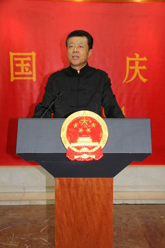 中国侨网中国驻英国大使刘晓明在招待会上致辞。(人民网/白阳 摄)