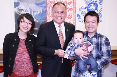 中国侨网-中国驻丹麦使馆签发首本电子护照