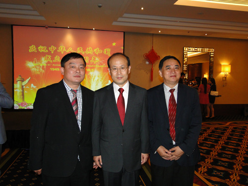 中国侨网驻匈牙利大使肖千（中）与匈华总会名誉主席季建忠（左），执行主席、匈牙利福建商会会长刘文建（右）在招待会上。