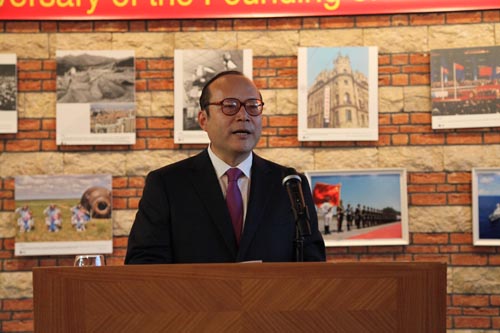 中国侨网中国驻荷兰大使陈旭在庆祝国庆65周年招待会上发表致辞。（张亮 摄）