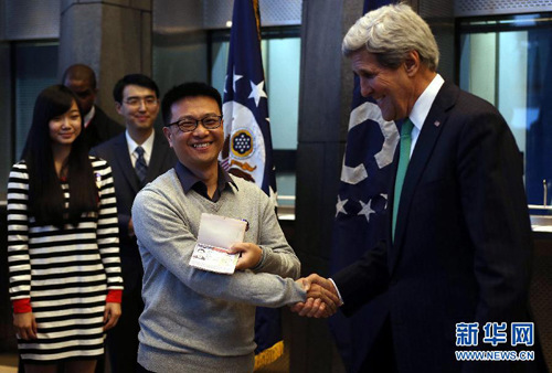 中国侨网美国国务卿克里为首批获得最长10年美国签证的中国申请人颁发新签证