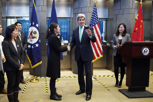 中国侨网美国国务卿克里为首批获得最长10年美国签证的中国申请人颁发新签证