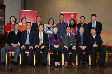 中国侨网刘菲总领事与加拿大华人社团联席会会长褚远征和部分理事合影