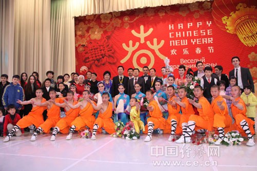中国侨网孙立杰大使与演员们合影留念。中国经济网记者 李垂发摄