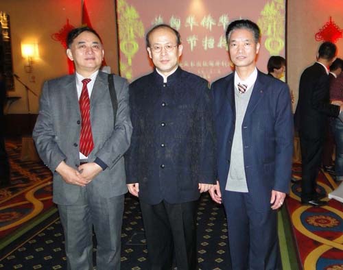 中国侨网匈华总会执行主席刘文建（左）、副主席曾玉根（右）与中国驻匈大使肖千（中）。（匈牙利《欧洲论坛》）