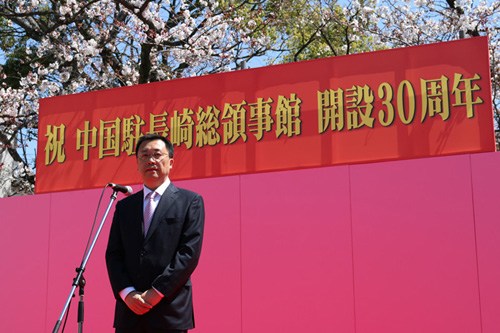 中国侨网邓伟总领事致辞。(日本新华侨报网)