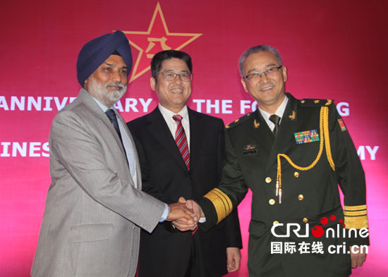 中国驻印度大使乐玉成(中)、中国驻印度使馆武官王小军少将(右)、印高级国防学院院长盖伊中将(左)出席庆祝中国人民解放军建军88周年招待会。摄影:孙洋
