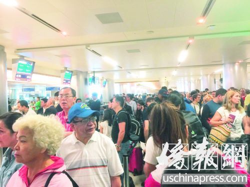 外国游客落地美国洛杉矶国际机场大排长龙等待入境申报。(美国《侨报》/郭剑