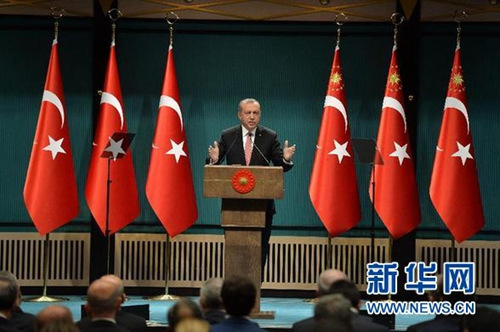 7月20日，在土耳其首都安卡拉，土耳其总统埃尔多安在新闻发布会上讲话。土耳其总统埃尔多安20日晚宣布土耳其进入为期3个月的“紧急状态”。