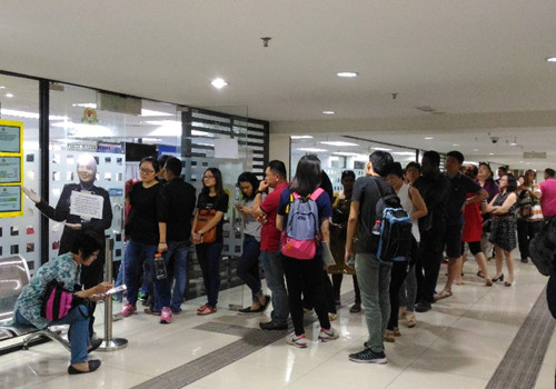 未到中午时分，位于大使路移民局分局的护照中心人潮明显减少，仅剩下等待领取新护照的民众。（马来西亚《星洲日报》）