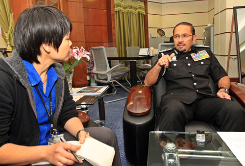 慕斯达法（右）在移民局办公室接受记者专访。（马来西亚《星洲日报》）