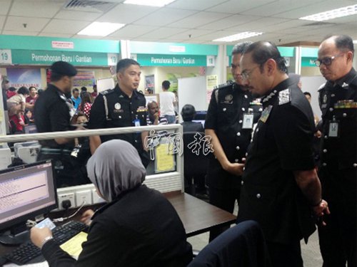 慕斯达法（右2）巡视柔州移民局，了解护照申请过程是否顺利。（马来西亚《中国报》）