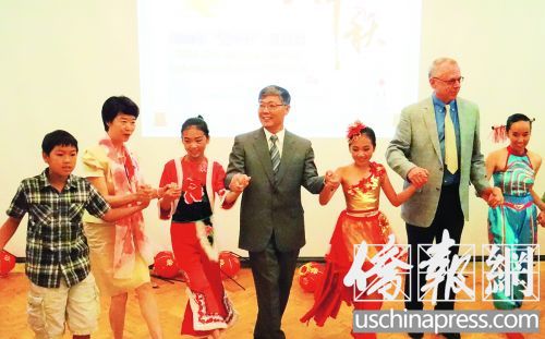 刘健夫妇(左二和左四)和领养儿童以及小演员们一起跳舞。(美国《侨报》/高睿