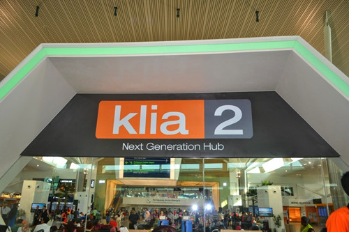 新护照的晶片有瑕疵，其资料无法在吉隆坡第二国际机场（KLIA2）的电子关卡获得辨识。（马来西亚《星洲日报》）