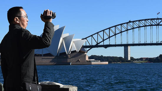 中国游客在悉尼海港大桥及歌剧院附近留影。（澳联社图片）