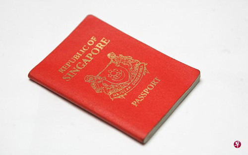 中国侨网新加坡护照。（新加坡《联合早报》档案照）